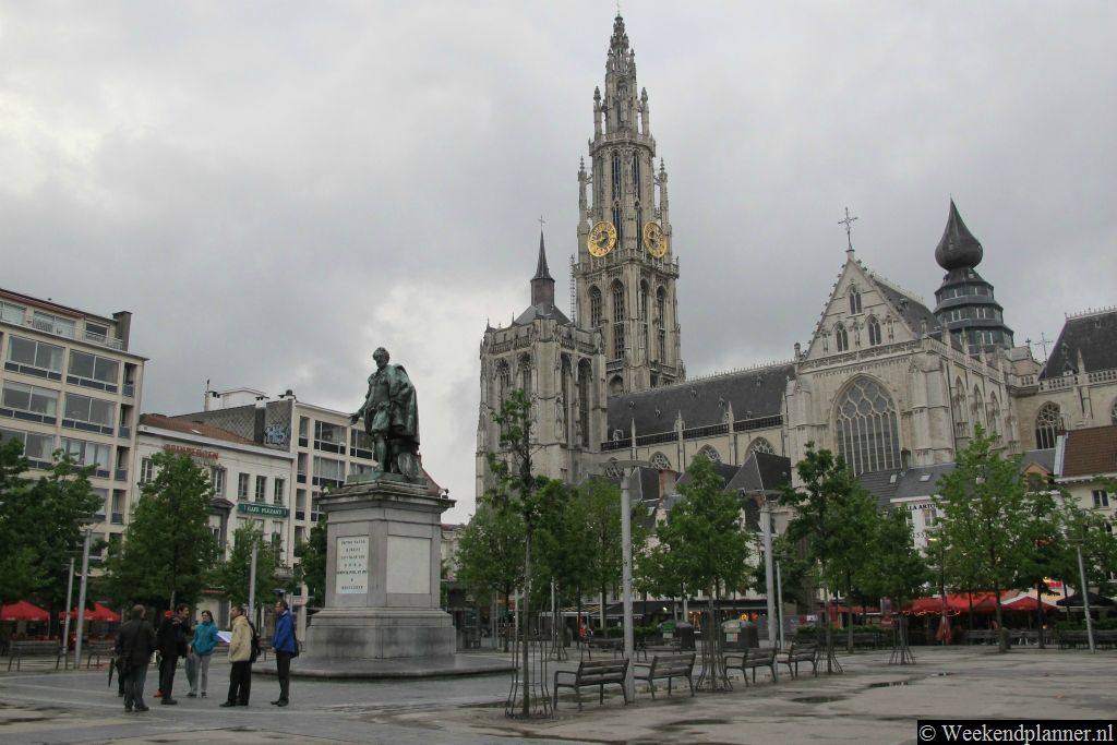 De Groenplaats is een groot plein dat vlakbij de Grote Markt ligt. Op de achtergrond zie je de Onze Lieve Vrouwekathedraal.Tips: De attracties rond de Groenmarkt.